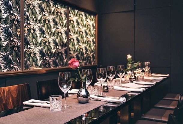 Lange Tafel eingedeckt