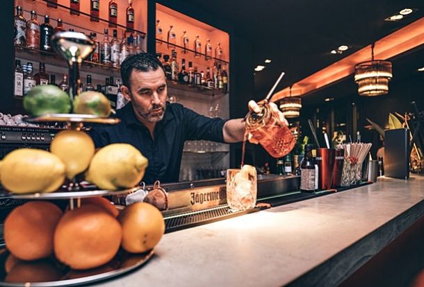 Barkeeper mixt Cocktail